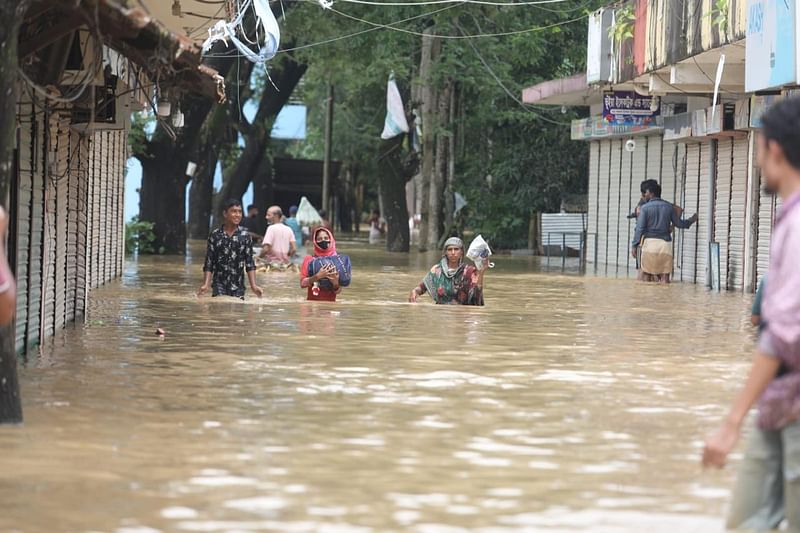 ফেনীর ছাগলনাইয়া উপজেলার ঘোপাল ইউনিয়ন সমিতি বাজারে পানিবন্দী মানুষ। সকাল সাড়ে নয়টায় তোলা